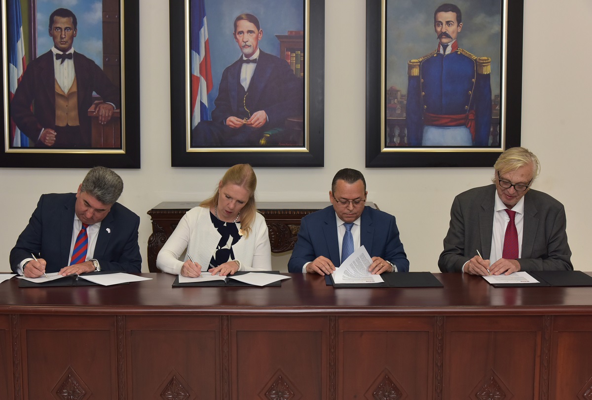  imagen Autoridades del&nbsp;Ministerio de Educaci&oacute;n (MINERD), Cambridge University Press (CUP) y Cambridge Assessment English (CAE) durante la firma del acuerdo. 