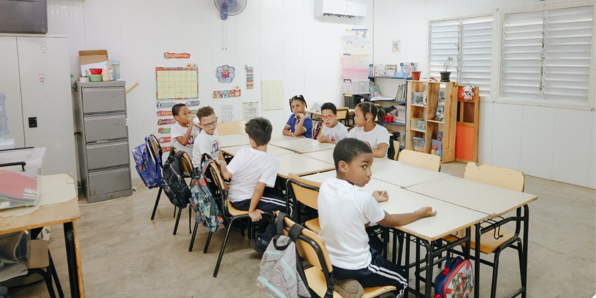  imagen Maestra ense&ntilde;&aacute;ndoles a los ni&ntilde;os&nbsp; 