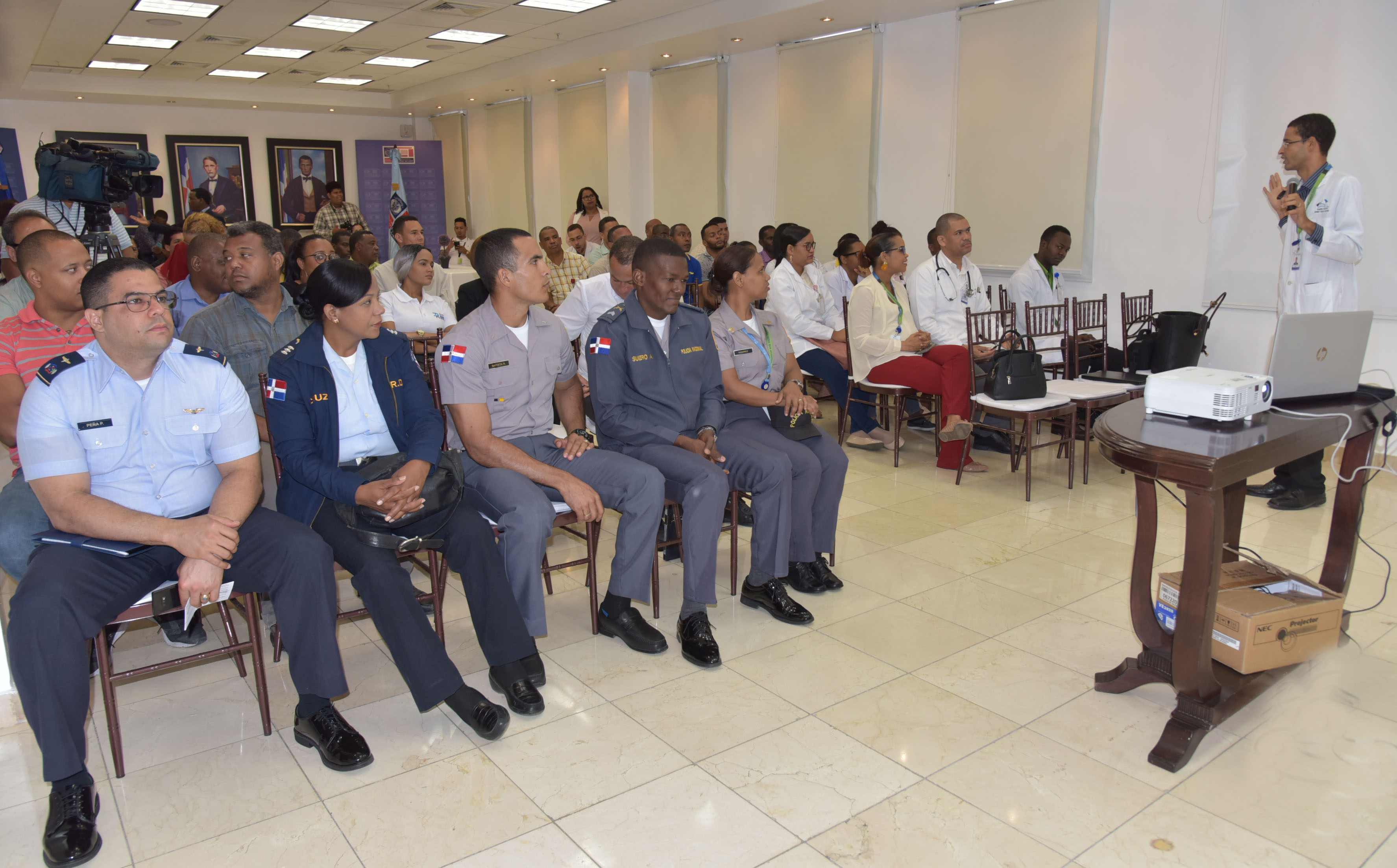  imagen Representaci&oacute;n de los empleados del Minerd que asistieron a la charla. 