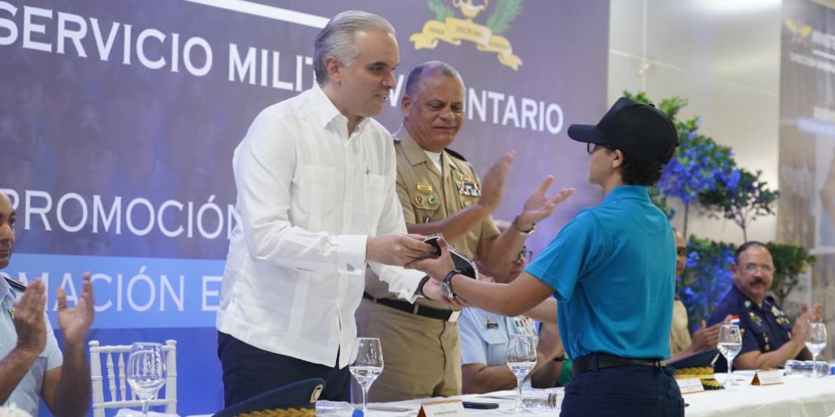  imagen El ministro de Educaci&oacute;n, Luis Miguel De Camps, recibi&oacute; un reconocimiento especial durante el acto de graduaci&oacute;n de la XXXVIII Promoci&oacute;n del Programa de Formaci&oacute;n en Valores, 