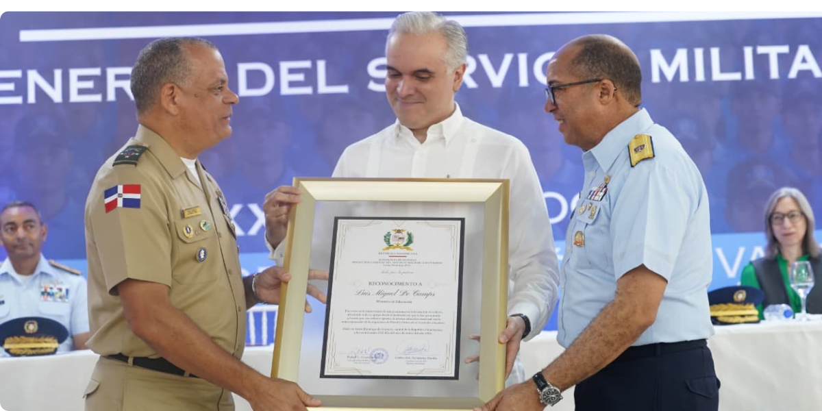  imagen El ministro de Educaci&oacute;n, Luis Miguel De Camps, recibi&oacute; un reconocimiento especial durante el acto de graduaci&oacute;n de la XXXVIII Promoci&oacute;n del Programa de Formaci&oacute;n en Valores, 