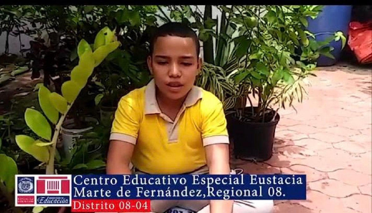  imagen Jes&uacute;s Aybar y Sebasti&aacute;n Mart&iacute;nez, tiernos y amorosos estudiantes del centro de educaci&oacute;n especial Eustacia Marte en Santiago, del distrito 08-04 motivaron a la siembra de &aacute;rboles para mejorar el ambiente. 