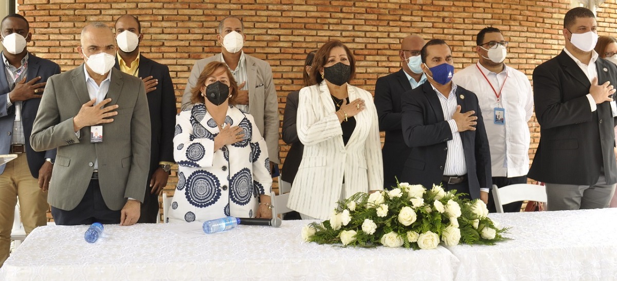  imagen La directora Regional, Marieta D&iacute;az, valor&oacute; como trascendental para el &eacute;xito del presente a&ntilde;o escolar la dotaci&oacute;n de esos equipos.&nbsp;
&nbsp; 