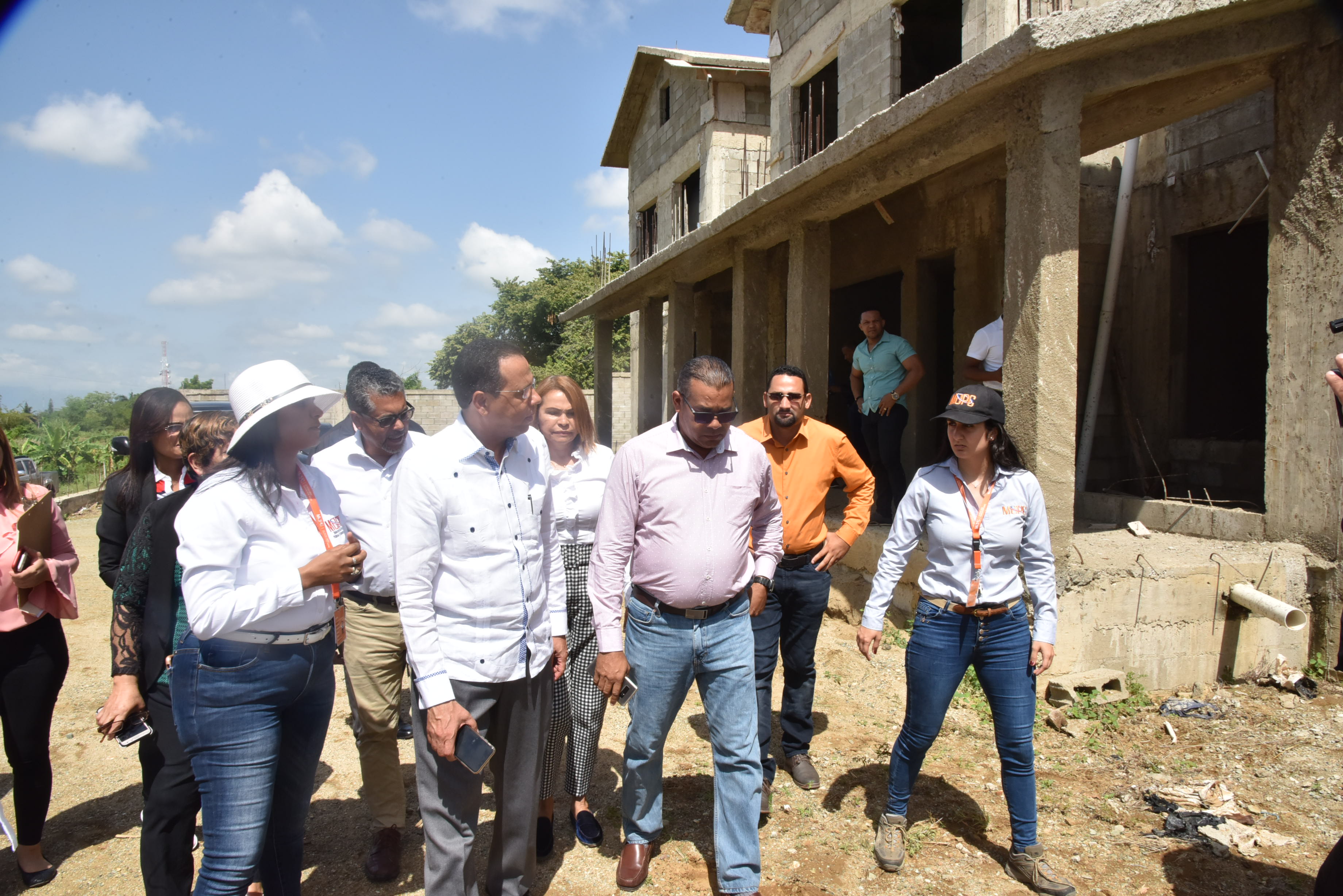  imagen Ministro de educaci&oacute;n conversa con sus acompa&ntilde;antes mientras recorre una de las contrucciones. 
