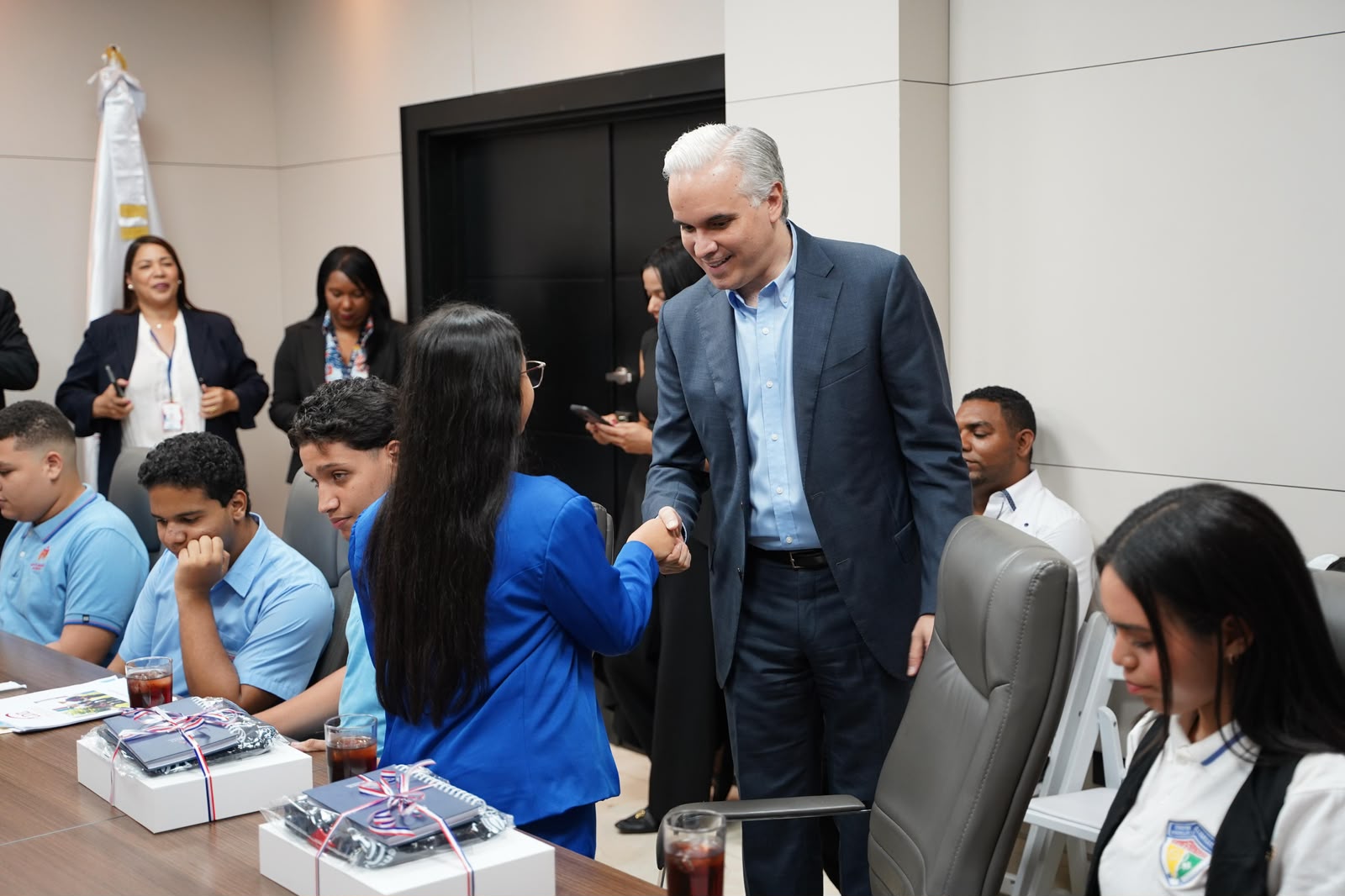  imagen Ministro De Camps junto a estudiantes en el despacho 
