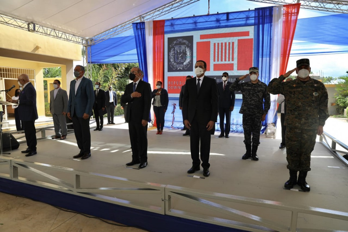  imagen El presidente de la Rep&uacute;blica, Danilo Medina, dej&oacute; inaugurados simult&aacute;neamente 19 centros educativos en San Pedro de Macor&iacute;s, La Altagracia, Monte Plata, El Seibo y Hato Mayor, planteles que beneficiar&aacute;n unos 10,150 estudiantes con 324 nuevas aulas que se adhieren a las m&aacute;s de 24 mil que se han construido en la Revoluci&oacute;n Educativa. 