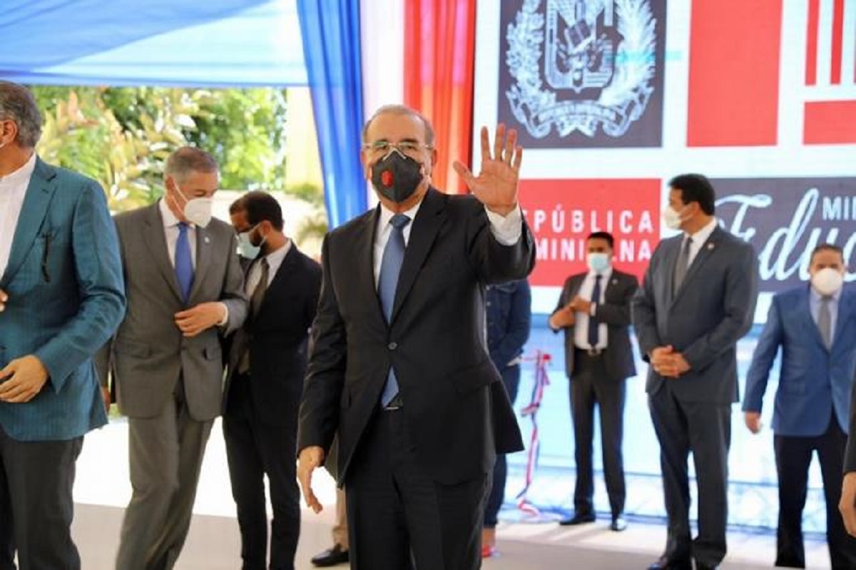  imagen El presidente de la Rep&uacute;blica, Danilo Medina, dej&oacute; inaugurados simult&aacute;neamente 19 centros educativos en San Pedro de Macor&iacute;s, La Altagracia, Monte Plata, El Seibo y Hato Mayor, planteles que beneficiar&aacute;n unos 10,150 estudiantes con 324 nuevas aulas que se adhieren a las m&aacute;s de 24 mil que se han construido en la Revoluci&oacute;n Educativa. 