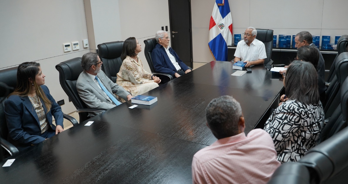  imagen Ministro de Educaci&oacute;n, &Aacute;ngel Hern&aacute;ndez y Bruno Rosario, presidente de la Academia de la Lengua, posan para la fotograf&iacute;a entregando el diccionario del espa&ntilde;ol dominicano. 
