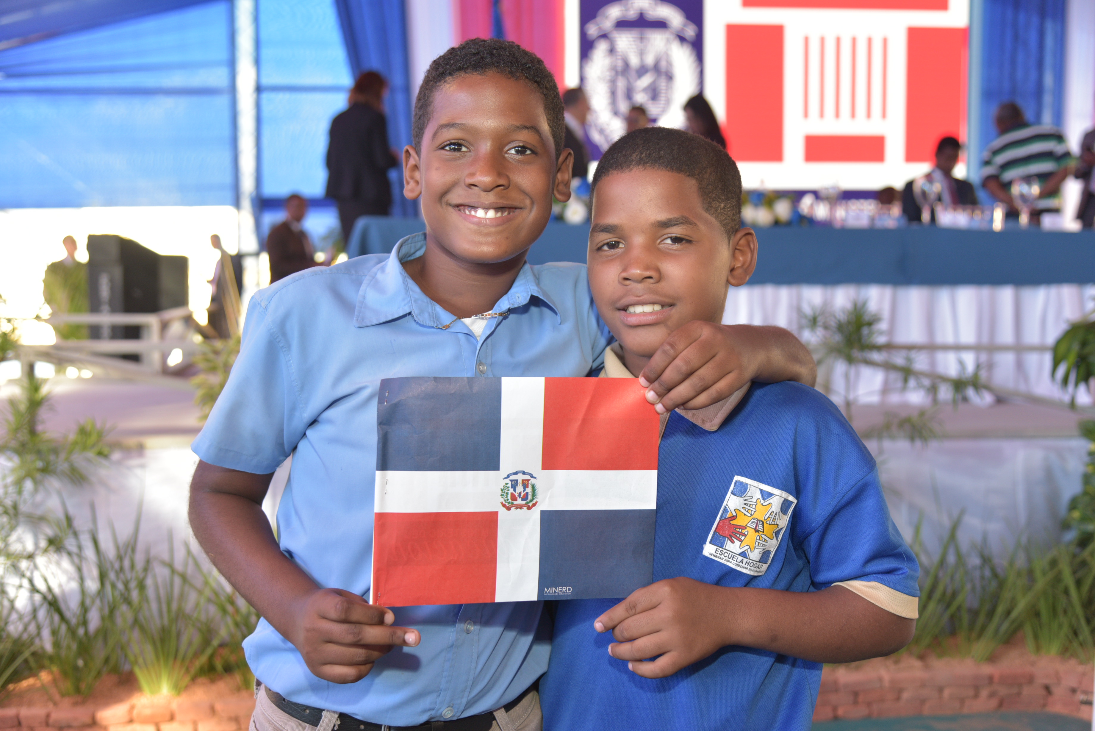  imagen Presidente Danilo Medina, Ministro Andr&eacute;s Navarro y dem&aacute;s autoridades educativas y municipales de pie realizando corte formal de cinta dejando inaugurado el plantel escolar&nbsp; 