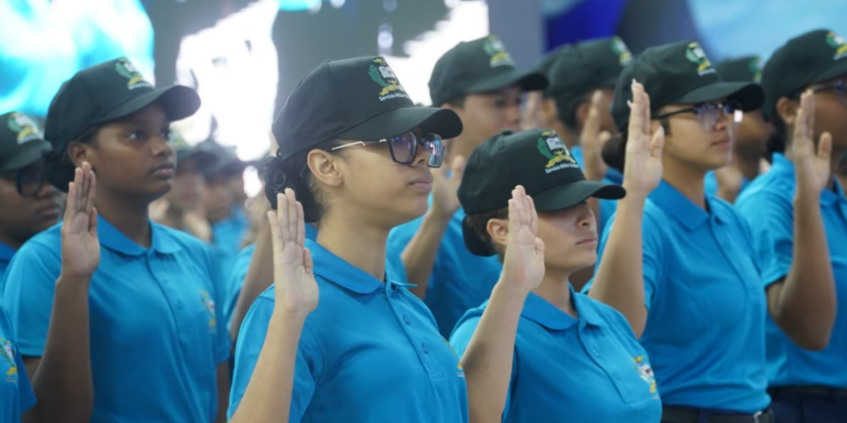  imagen El ministro de Educaci&oacute;n, Luis Miguel De Camps, recibi&oacute; un reconocimiento especial durante el acto de graduaci&oacute;n de la XXXVIII Promoci&oacute;n del Programa de Formaci&oacute;n en Valores, 