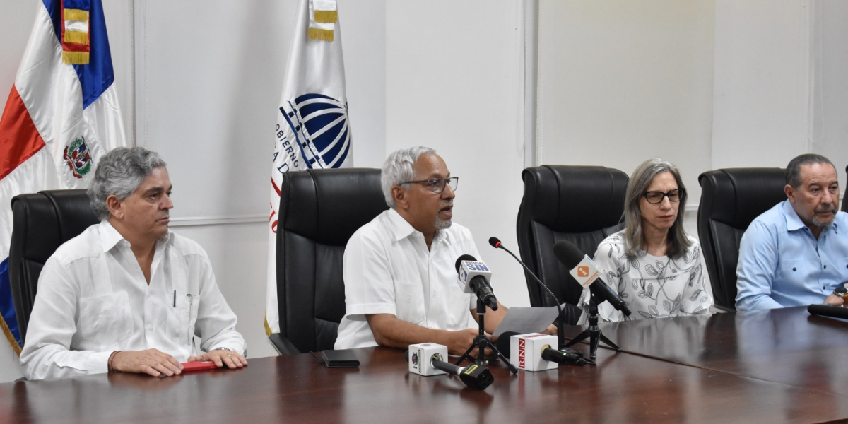  imagen Ministro de Educaci&oacute;n sentado en el sal&oacute;n Ercilia Pepin junto a dem&aacute;s entidades del MINERD&nbsp; 