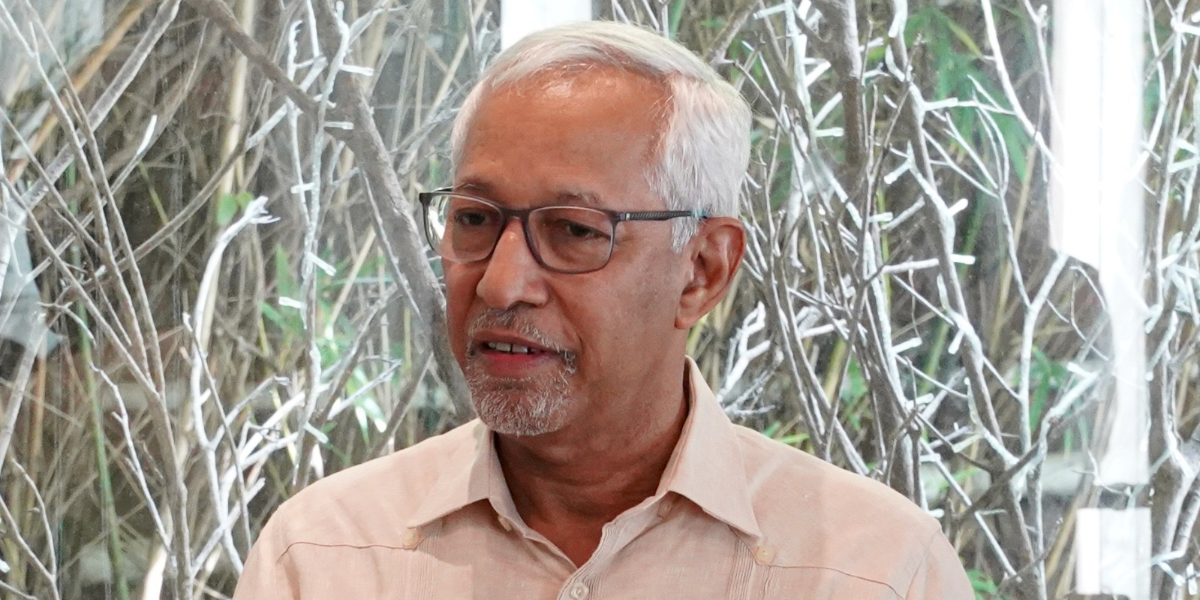  imagen Foto del Ministro de Educaci&oacute;n junto a la prensa 