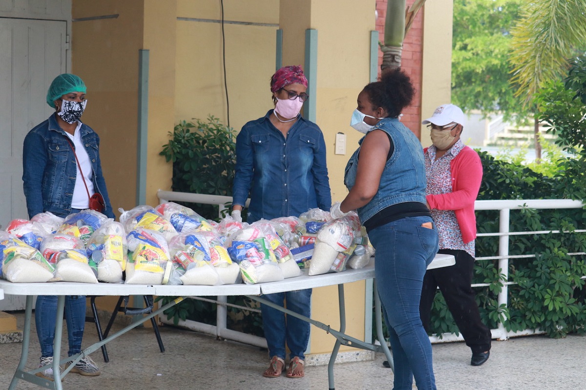  imagen Pesonal del MINERD entrega kits alimenticios en Santiago 