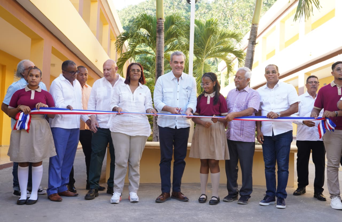  imagen Presidente Abinader, ministro Hern&aacute;ndez y otras personalidades durante corte de cinta. 