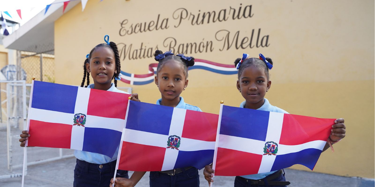  imagen Fotos de estudiantes izando la bandera dominicana&nbsp; 