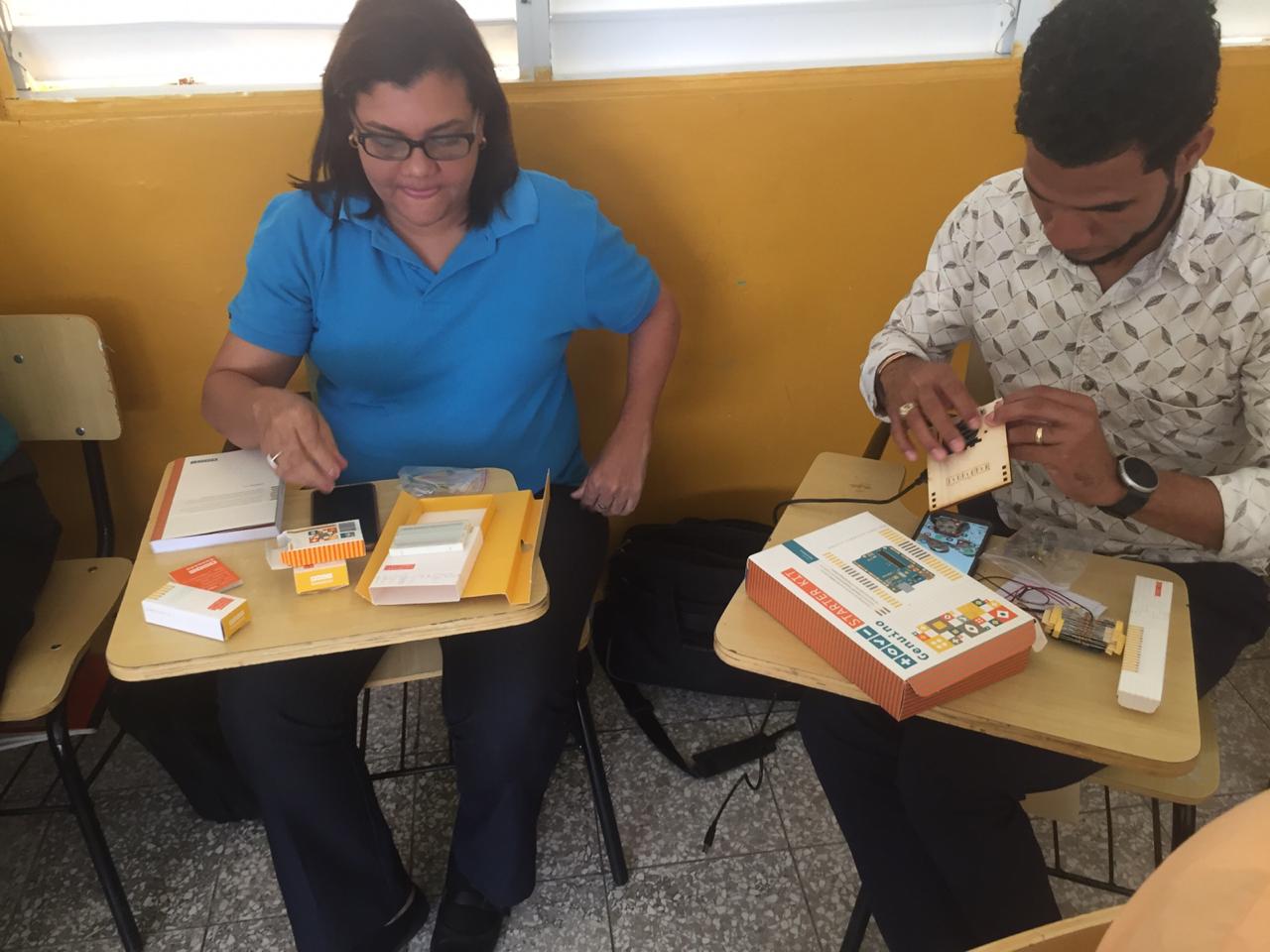  imagen Participantes desarrollan aptitudes con kits de rob&oacute;tica. 