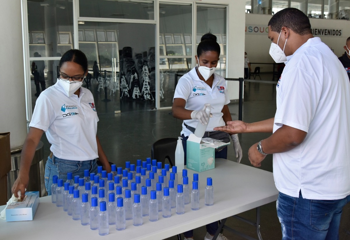  imagen Personal del MINERD durante la entrega de computadoras 