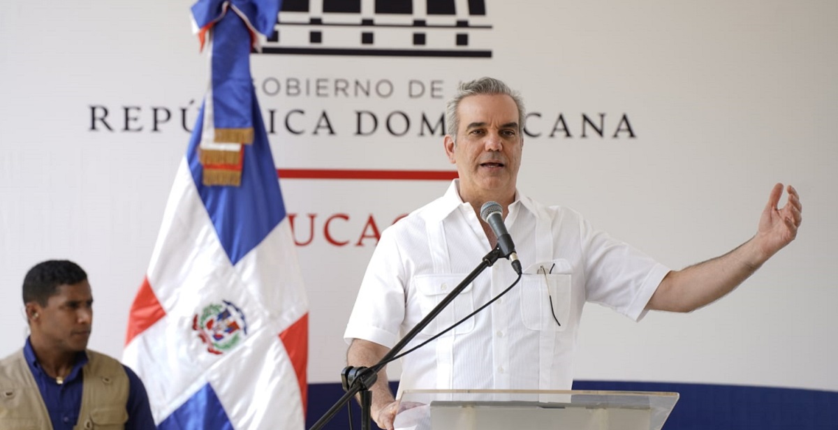  imagen Presidente Luis Abinader dando el picazo para la&nbsp;construcci&oacute;n de dos&nbsp;centro educatvo junto a demas entidades&nbsp; 