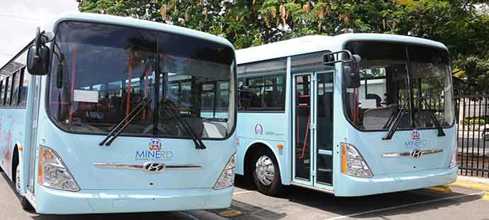 imagen Educación dará transporte gratis a estudiantes que exponen sus vidas a orillas de autopista Duarte 