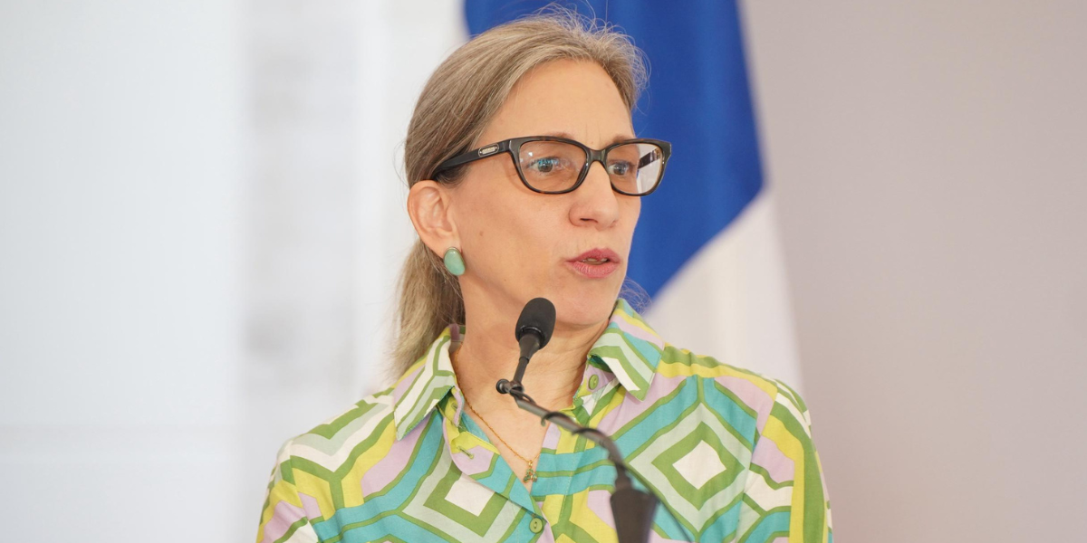  imagen Viceministra&nbsp;Ancell Scheker y Ministro&nbsp;&nbsp;&Aacute;ngel Hern&aacute;ndez la explanada de la Sede 