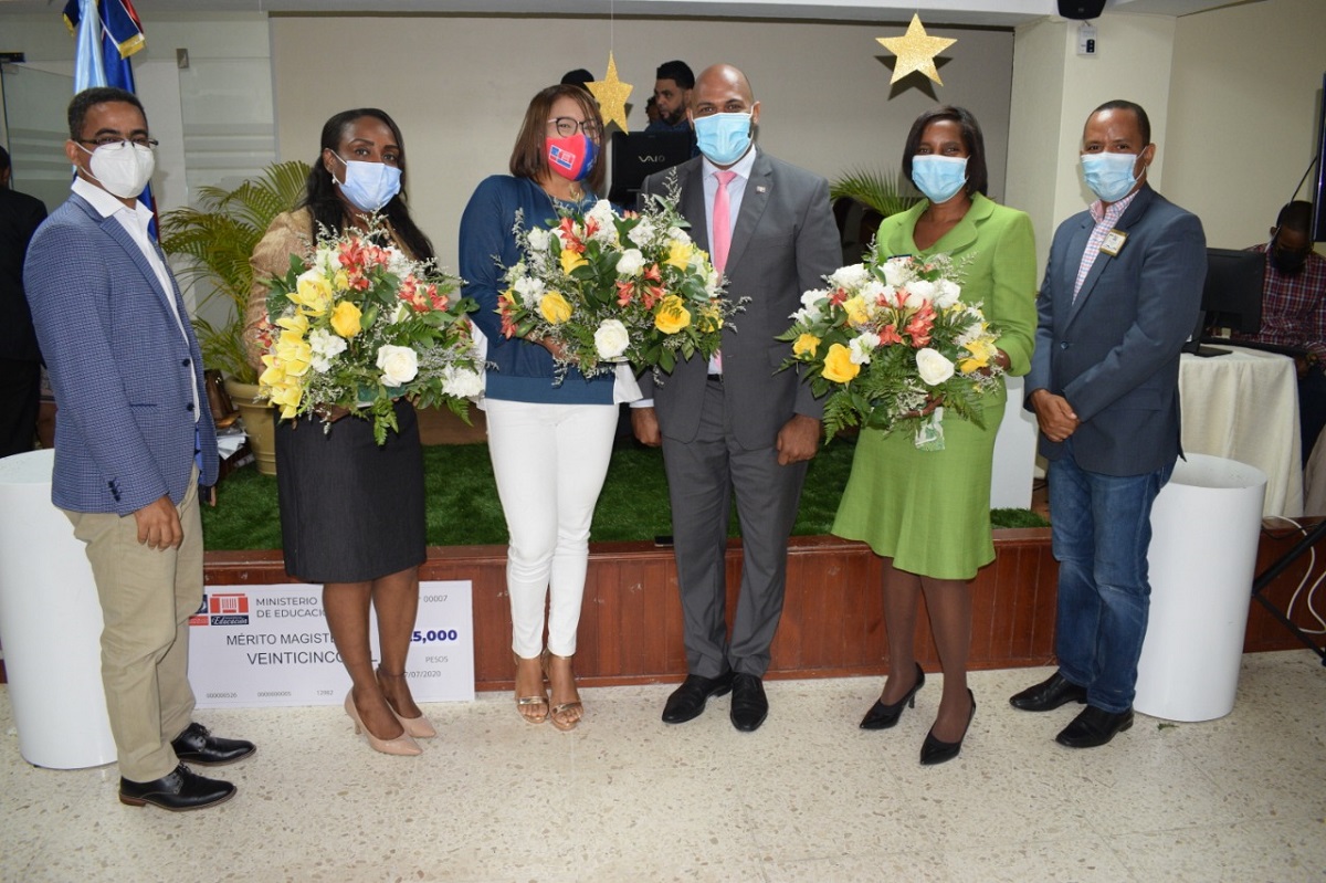 imagen Regional de Educaci&oacute;n 10 reconociendo maestros, t&eacute;cnicos y coordinadores curriculares con la medalla al M&eacute;rito Magisterial 2020 