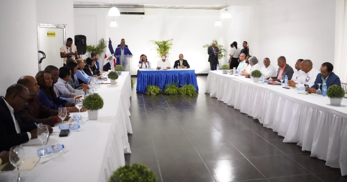  imagen Dr. &Aacute;ngel Hern&aacute;ndez, Ministro de Educaci&oacute;n junto a la Mtra. Ligia Jeanette P&eacute;rez, Viceministra de Servicios T&eacute;cnicos y Pedag&oacute;gicos y Mtro. Jorge Antonio de los Santos, Director Regional 03, Azua. 