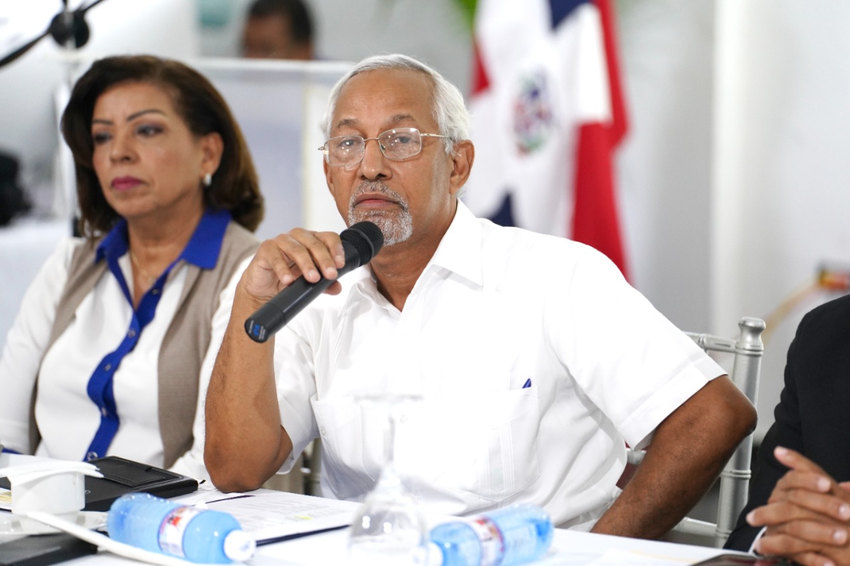  imagen Dr. &Aacute;ngel Hern&aacute;ndez, Ministro de Educaci&oacute;n junto a la Mtra. Ligia Jeanette P&eacute;rez, Viceministra de Servicios T&eacute;cnicos y Pedag&oacute;gicos y Mtro. Jorge Antonio de los Santos, Director Regional 03, Azua. 