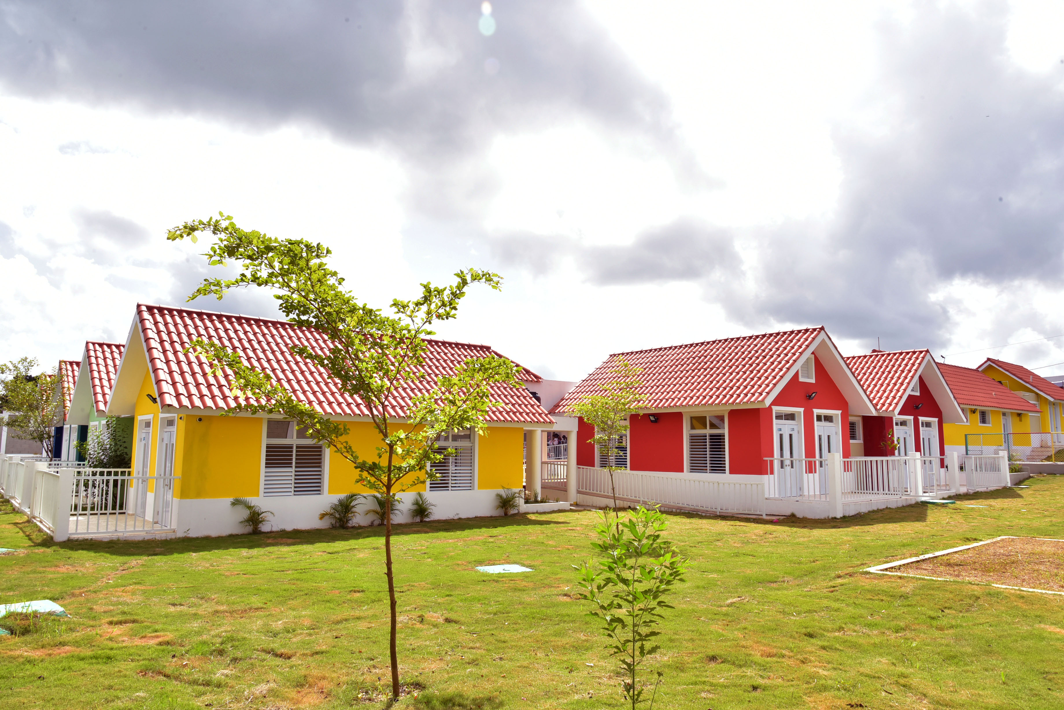  imagen Ministro Antonio Pe&ntilde;a Mirabal junto a directora de&nbsp;INAIPI y dem&aacute;s personalidades en acto de&nbsp;apertura de un Centro de Atenci&oacute;n Integral a la Primera Infancia (CAIPI). 