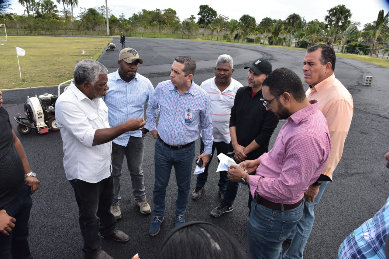  imagen Comisi&oacute;n t&eacute;cnica del Ministerio de Educaci&oacute;n en una instalacion deportiva de la provincia de Monte Plata, de las que fueron sometidas a un proceso de reacondicionamiento luego de la celebraci&oacute;n en diciembre pasado de los IX Juegos Deportivos Escolares.&nbsp; &nbsp; 
