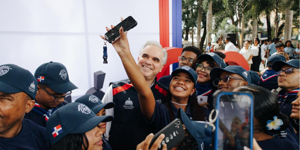  imagen El ministronde Educaci&oacute;n, Luis Miguel De Campos comparte con los j&oacute;venes del voluntariado agentes al 100 