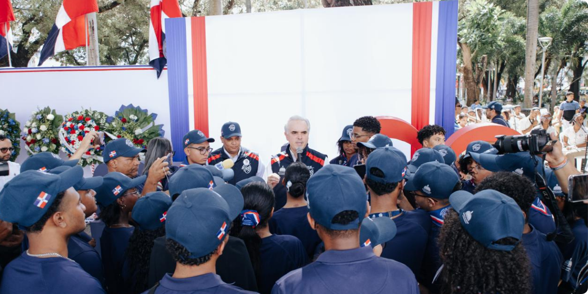  imagen El ministronde Educaci&oacute;n, Luis Miguel De Campos comparte con los j&oacute;venes del voluntariado agentes al 100 
