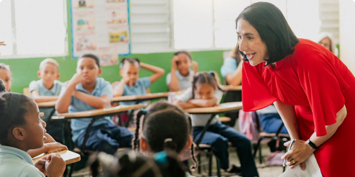  imagen La primera dama Raquel Arbaje imparti&oacute; este jueves una clase de Moral, C&iacute;vica y &Eacute;tica Ciudadana a estudiantes de cuarto de primaria de la Escuela Padre Eulalio Arias 