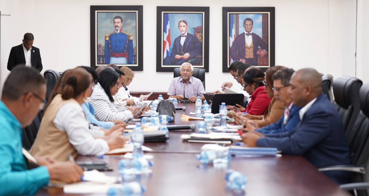  imagen Ministro de Educaci&oacute;n, &Aacute;ngel Hern&aacute;ndez reunido con directores regionales. 
