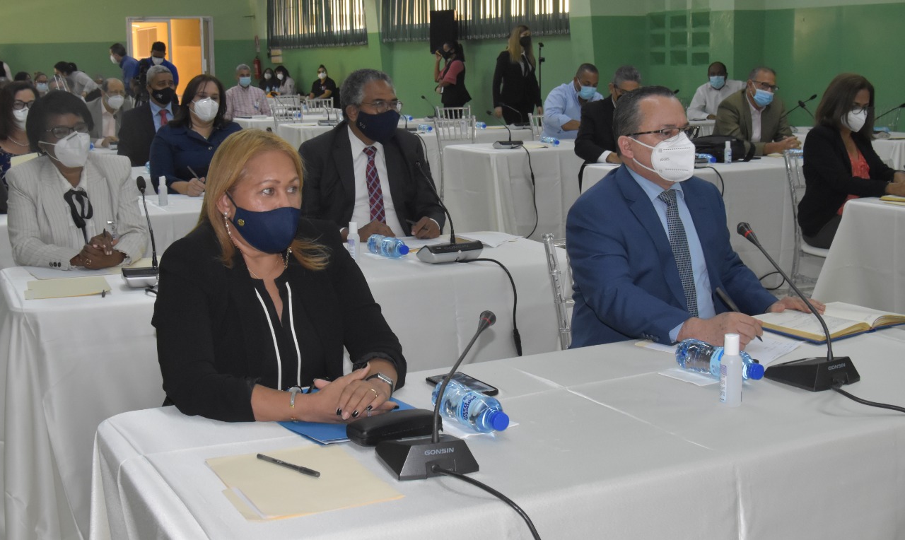  imagen Las comisiones designadas para trabajar el proceso de transici&oacute;n del Ministerio de Educaci&oacute;n (MINERD), encabezadas por el director de Gabinete Ministerial, Henry Santos, y el profesor Julio Fulcar se reunieron este lunes para dar seguimiento a la agenda sobre todo lo concerniente al inicio del a&ntilde;o escolar, y presentar la designaci&oacute;n de varias subcomisiones que coordinar&aacute;n otras &aacute;reas fundamentales de la educaci&oacute;n. 