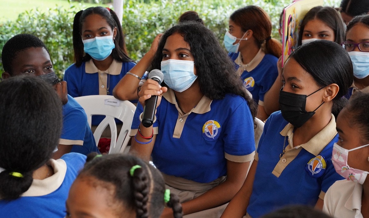  imagen Ministro Fulcar posa junto a estudiantes durante la actividad 
