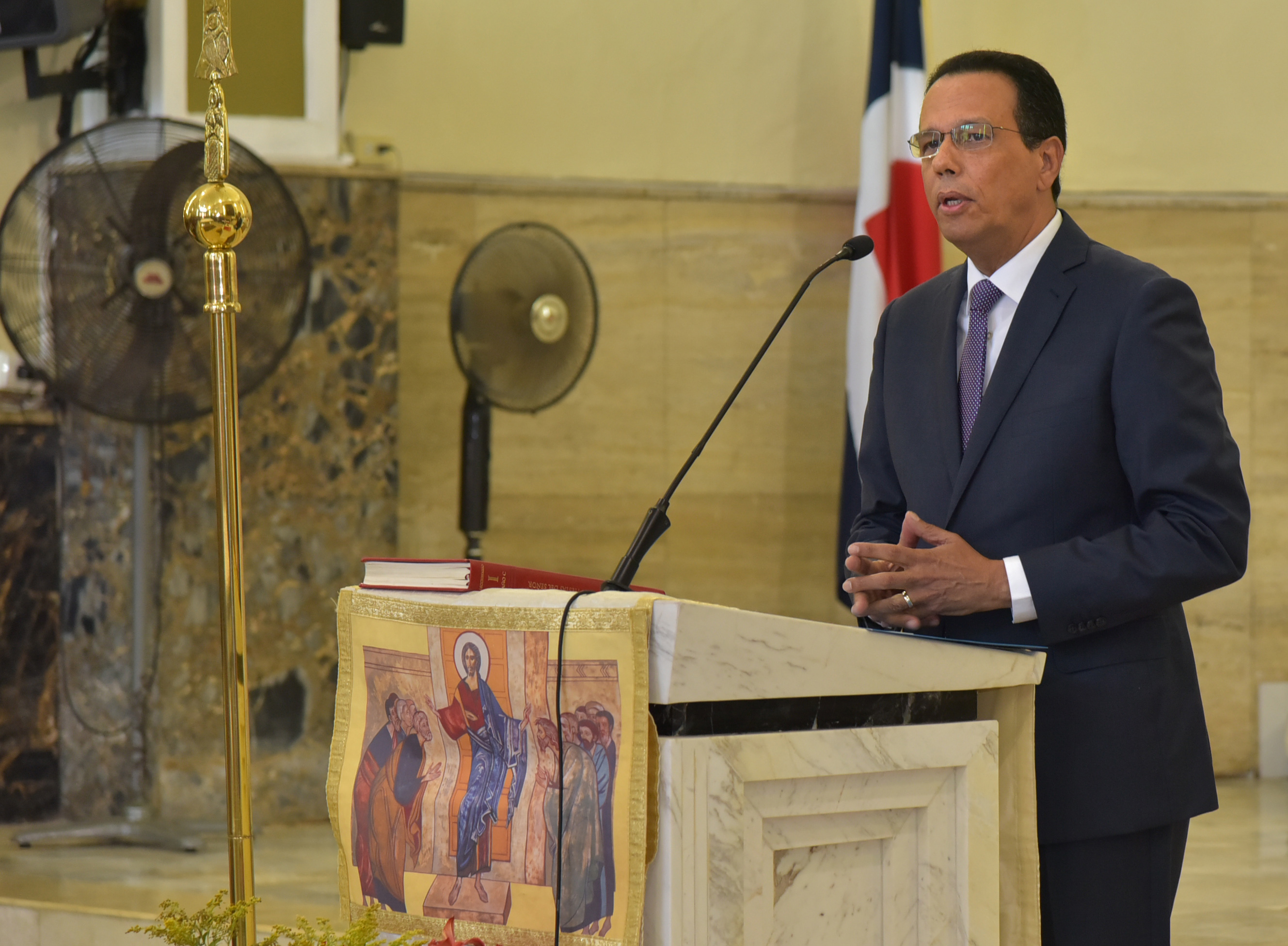  imagen Ministro Antonio Pe&ntilde;a Mirabal&nbsp;y monse&ntilde;or Benito &Aacute;ngeles se estrechan la mano. 