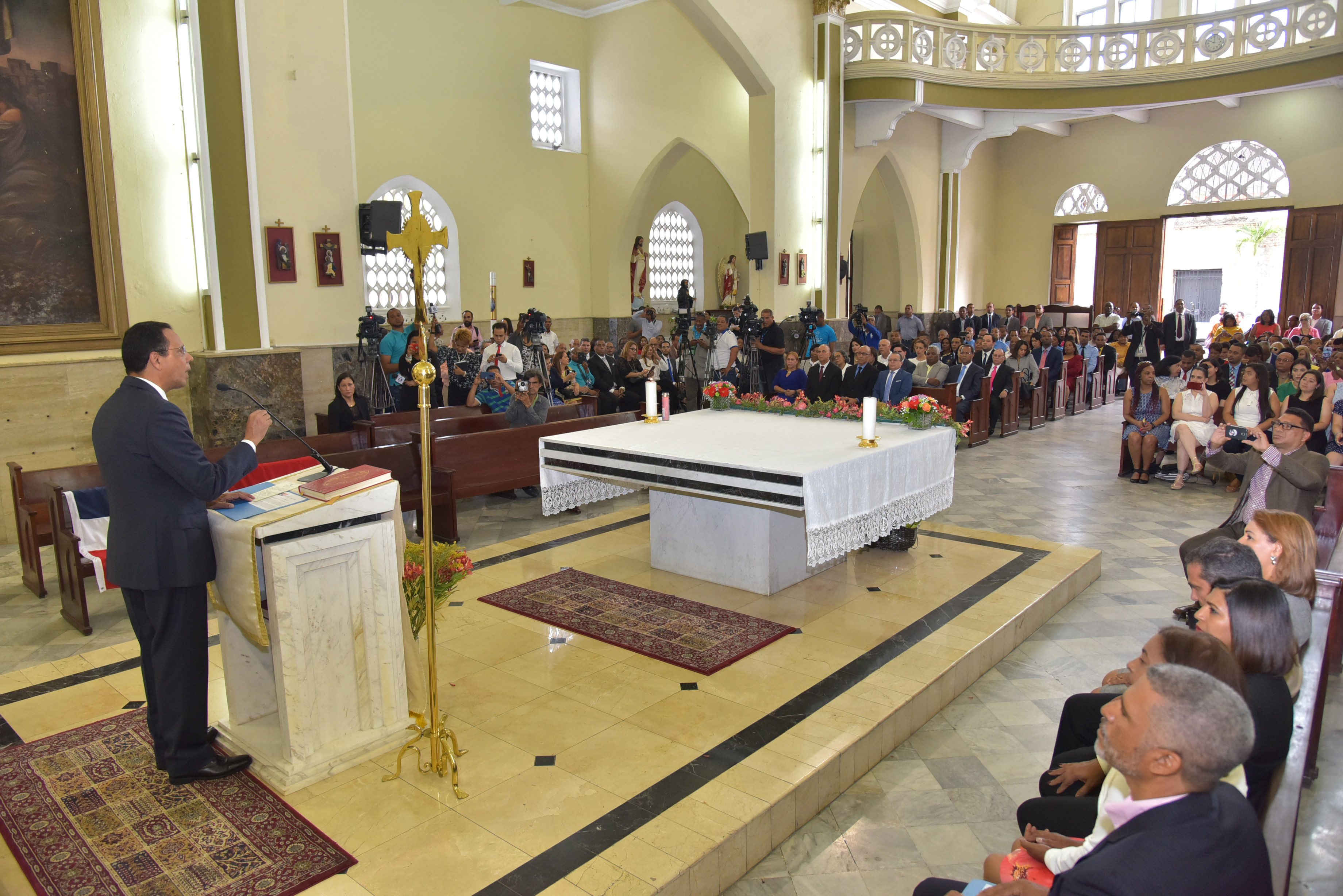  imagen Ministro Antonio Pe&ntilde;a Mirabal&nbsp;y monse&ntilde;or Benito &Aacute;ngeles se estrechan la mano. 