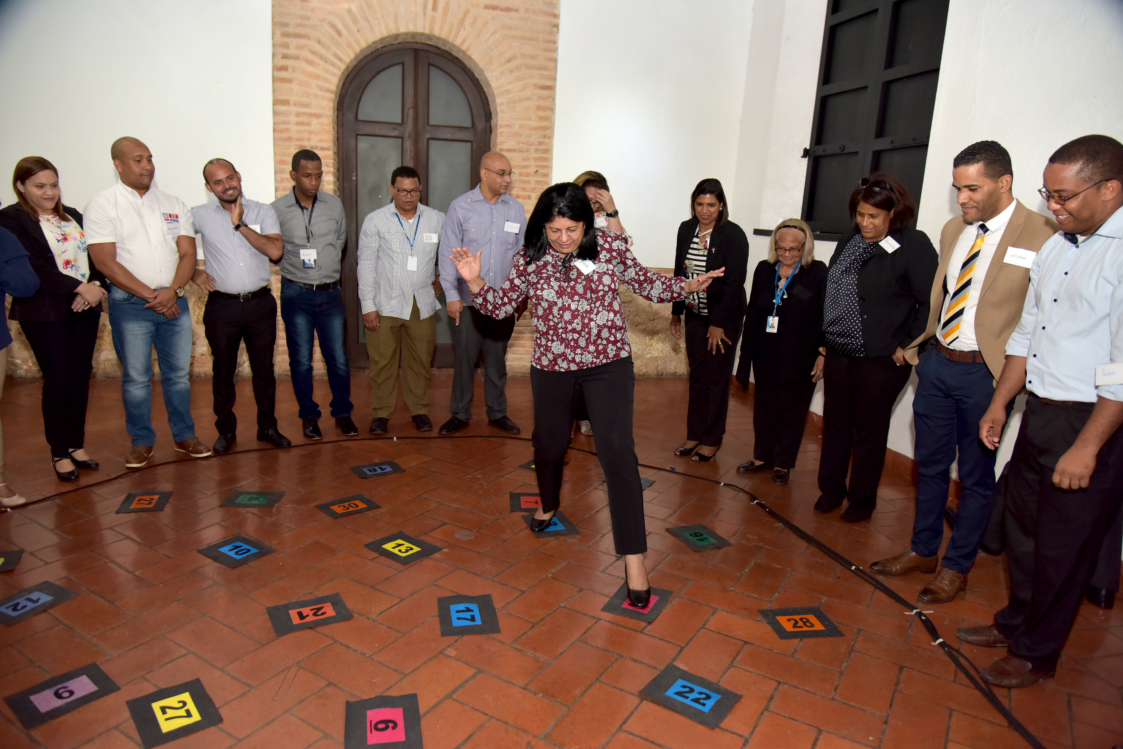  imagen Presentes en la actividad sentados durante encuentro. 