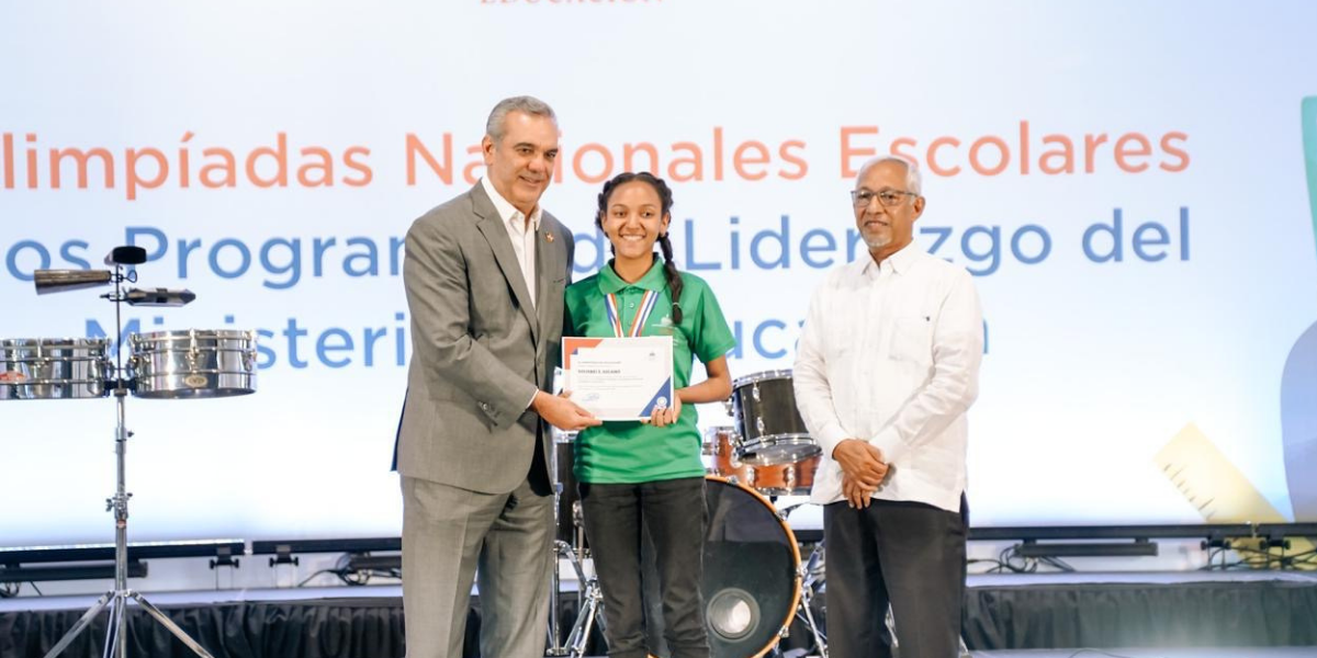  imagen Presidente Luis Abinader con estudiantes&nbsp; 