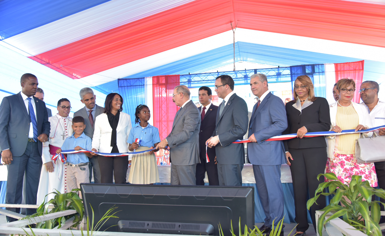  imagen Presidente Medina, Ministro Navarro junto a otras autoridades Educativas cortan cinta durante acto de inauguraci&oacute;n. 