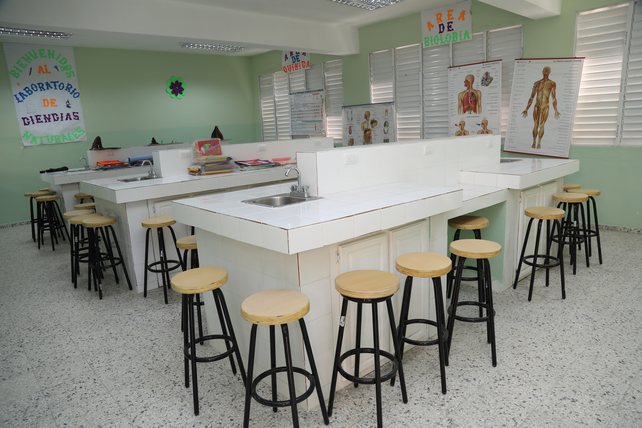  imagen Presidente Danilo Medina de pie junto a Ministro Andr&eacute;s Navarro y dem&aacute;s autoridades educativas cortando cinta&nbsp; inauguraci&oacute;n de dos centros educativos en Las Matas de Farf&aacute;n 