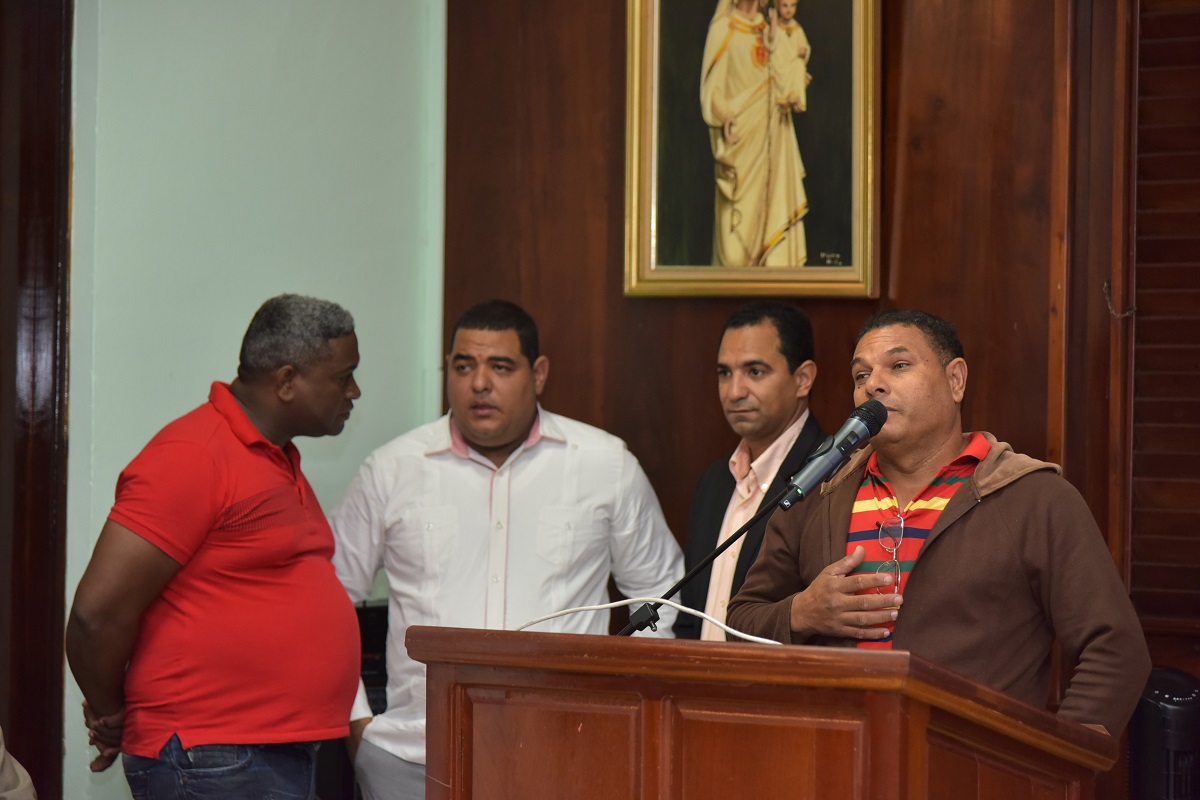  imagen Coordinadores de ejes, t&eacute;cnicos regionales y distritales, miembros de la sociedad civil, representantes de las Asociaciones sin Fines de Lucro (ASFL), juntas de vecinos, directores de centros educativos y maestros. 