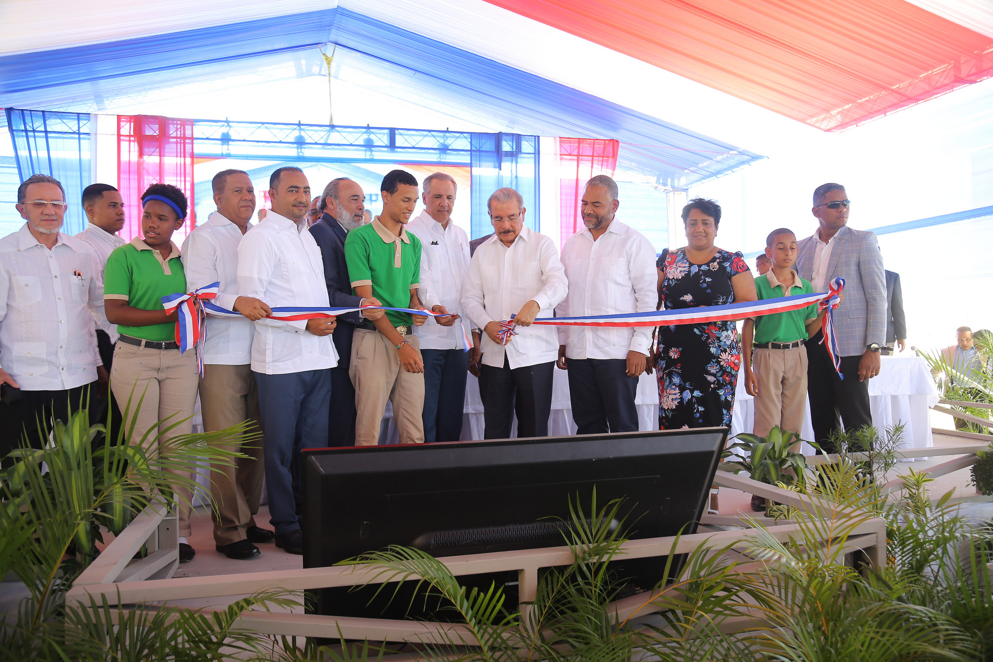  imagen Presidente Danilo Medina junto a autoridades educativas cortando cinta, dejando inaugurado dos liceos en La Altagracia
&nbsp; 