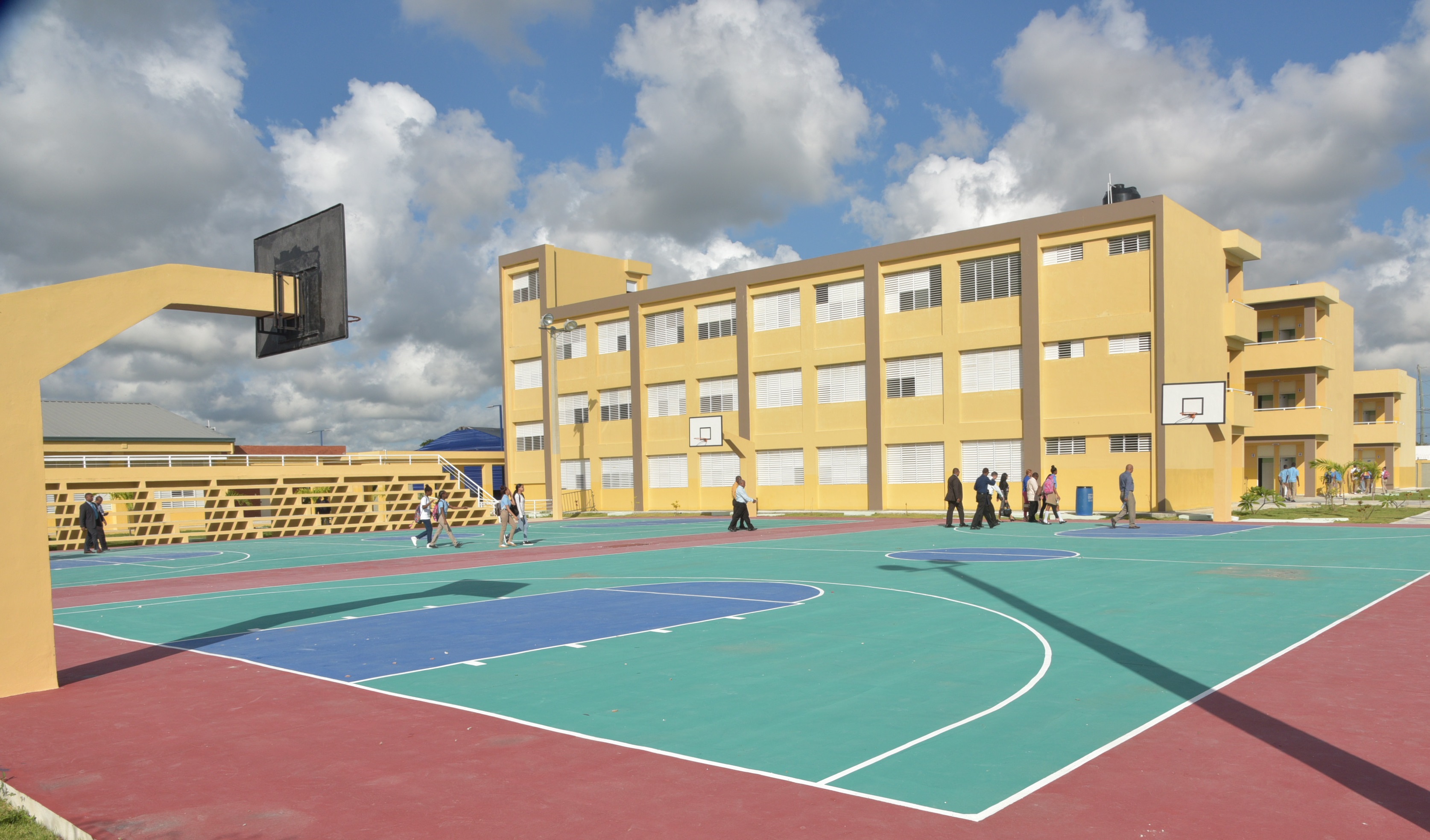  imagen Presidente Danilo Medina junto a autoridades educativas cortando cinta, dejando inaugurado dos liceos en La Altagracia
&nbsp; 