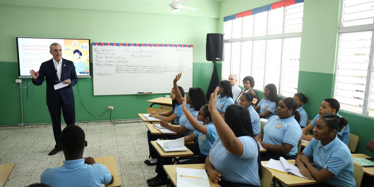  imagen Presidente Luis Abinader en el aula impartiendo clases 