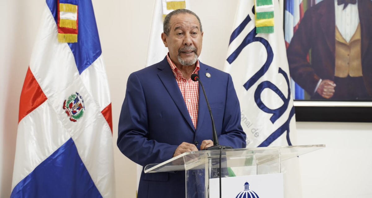  imagen Viceministro de Evaluaci&oacute;n y Control de la Calidad de la Educaci&oacute;n, Oscar Amarg&oacute;s, recibe en sus manos en nombre del MINERD reconocimiento del Instituto Nacional de Administraci&oacute;n P&uacute;blica (INAP) por los resultados del alto ranking en el subindicador 8.1 del Plan de Capacitaci&oacute;n, correspondiente al indicador de Gesti&oacute;n del Desarrollo del Sistema de Monitoreo de la Administraci&oacute;n P&uacute;blica (SISMAP) Poder Ejecutivo.&nbsp; 