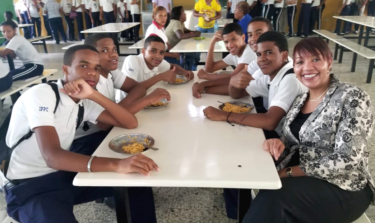  imagen Ministro Andr&eacute;s Navarro de pie junto a su hom&oacute;logo de Jamaica&nbsp; 