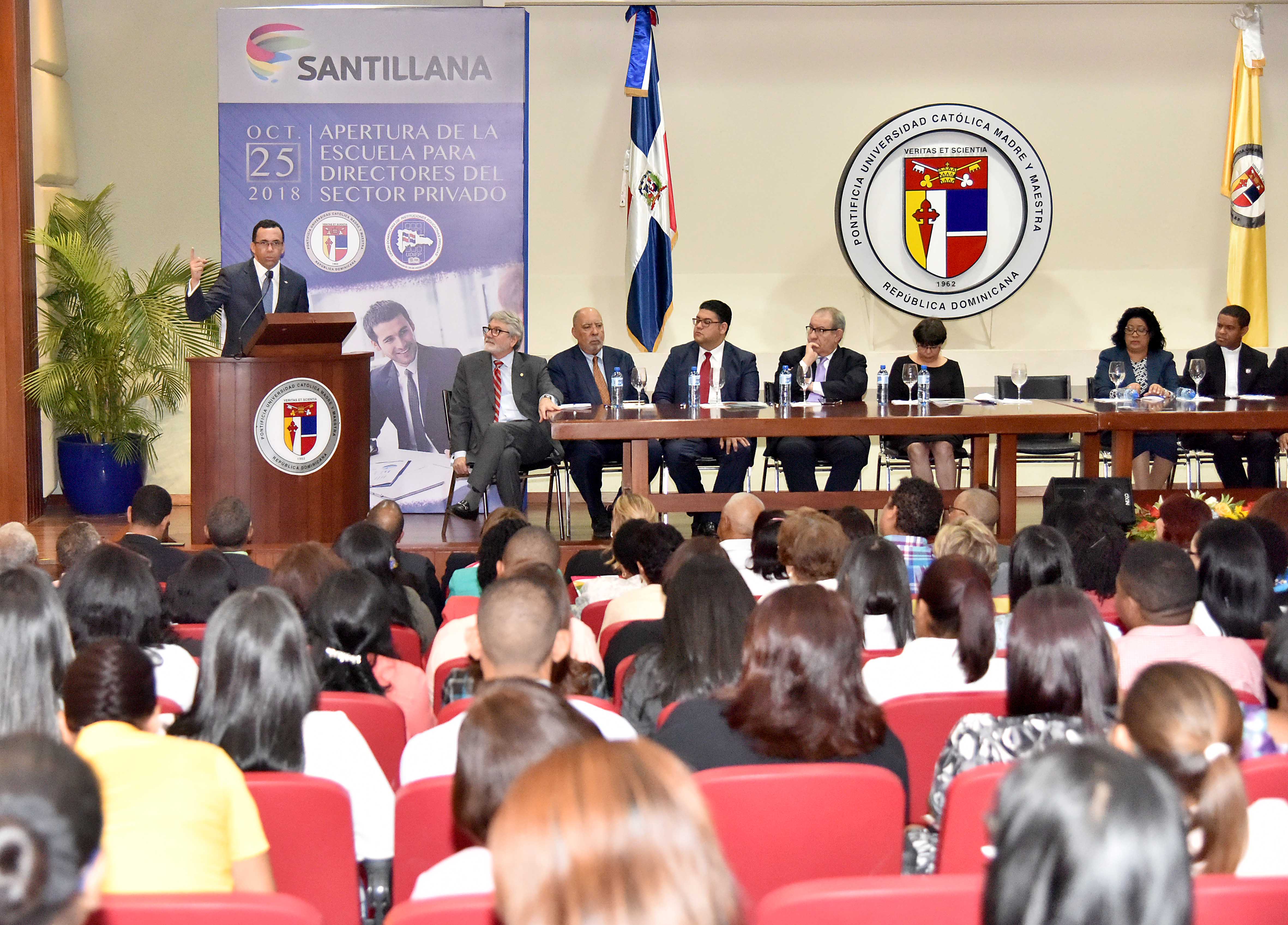  imagen Ministro Andr&eacute;s Navarro de pie desde podium exponiendo dircurso&nbsp; 