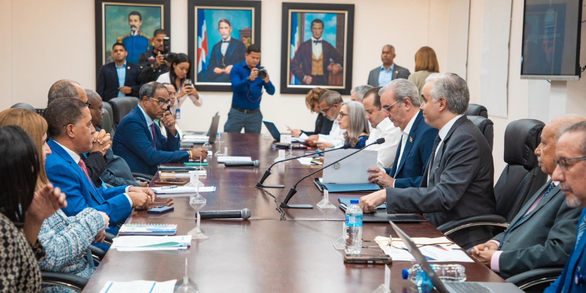  imagen ministro de Educaci&oacute;n, Luis Miguel De Camps junto y el Presidente Luis Abinader&nbsp; 