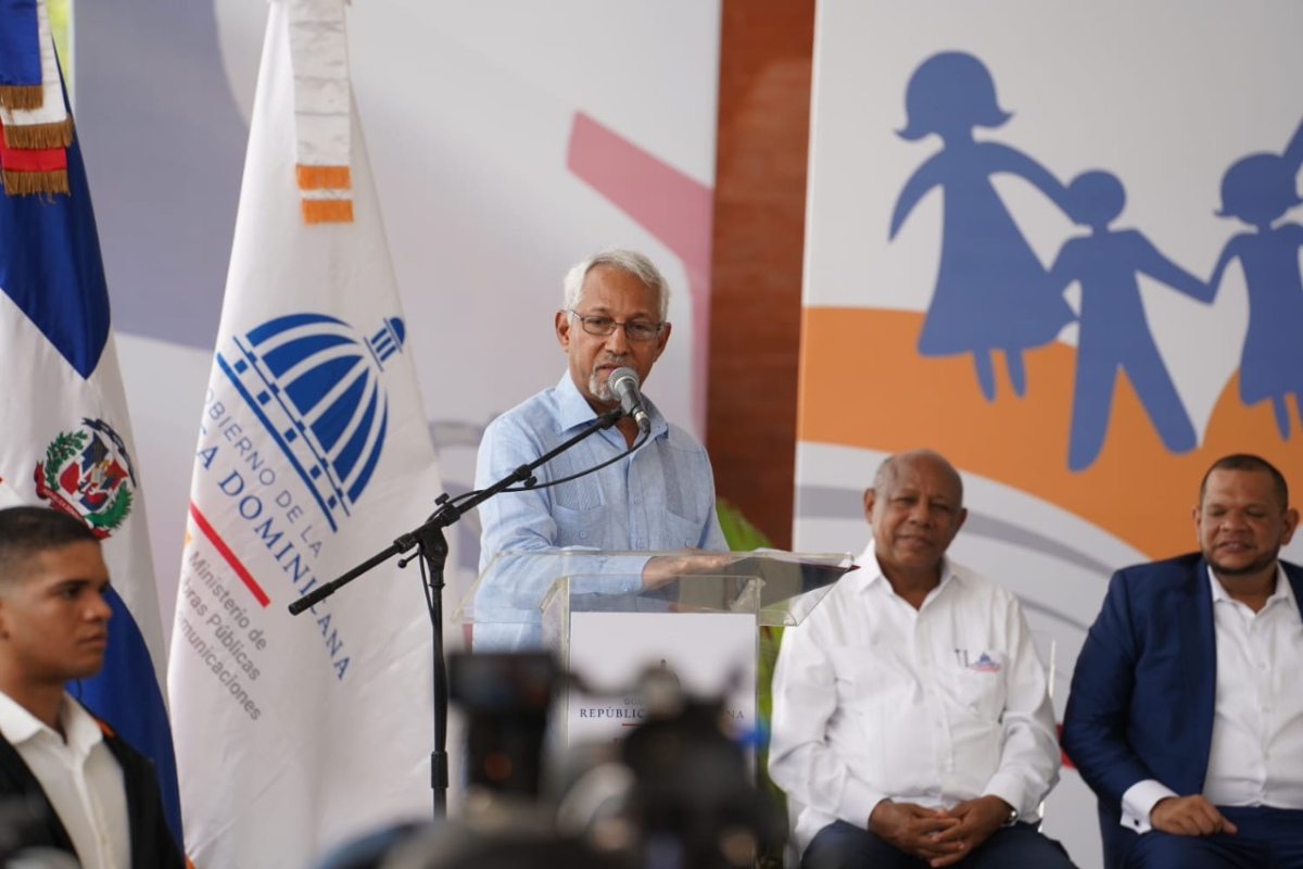  imagen Pdte. Luis Abinader junto al ministro de Educaci&oacute;n, &Aacute;ngel Hern&aacute;ndez y dem&aacute;s autoridades. 